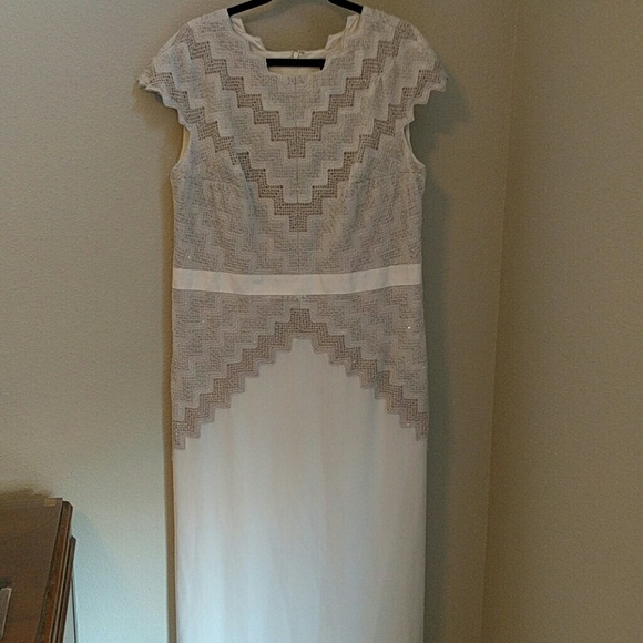 Tadashi Shoji Serena Gown - Picture 2 of 8